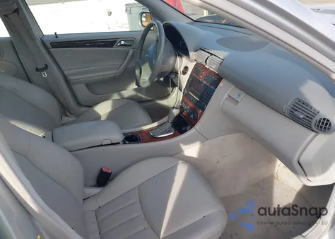 2005 Mercedes-Benz C 240 Luxury 4Matic z USA, uszkodzony, nr VIN WDBRF81JX5F677121